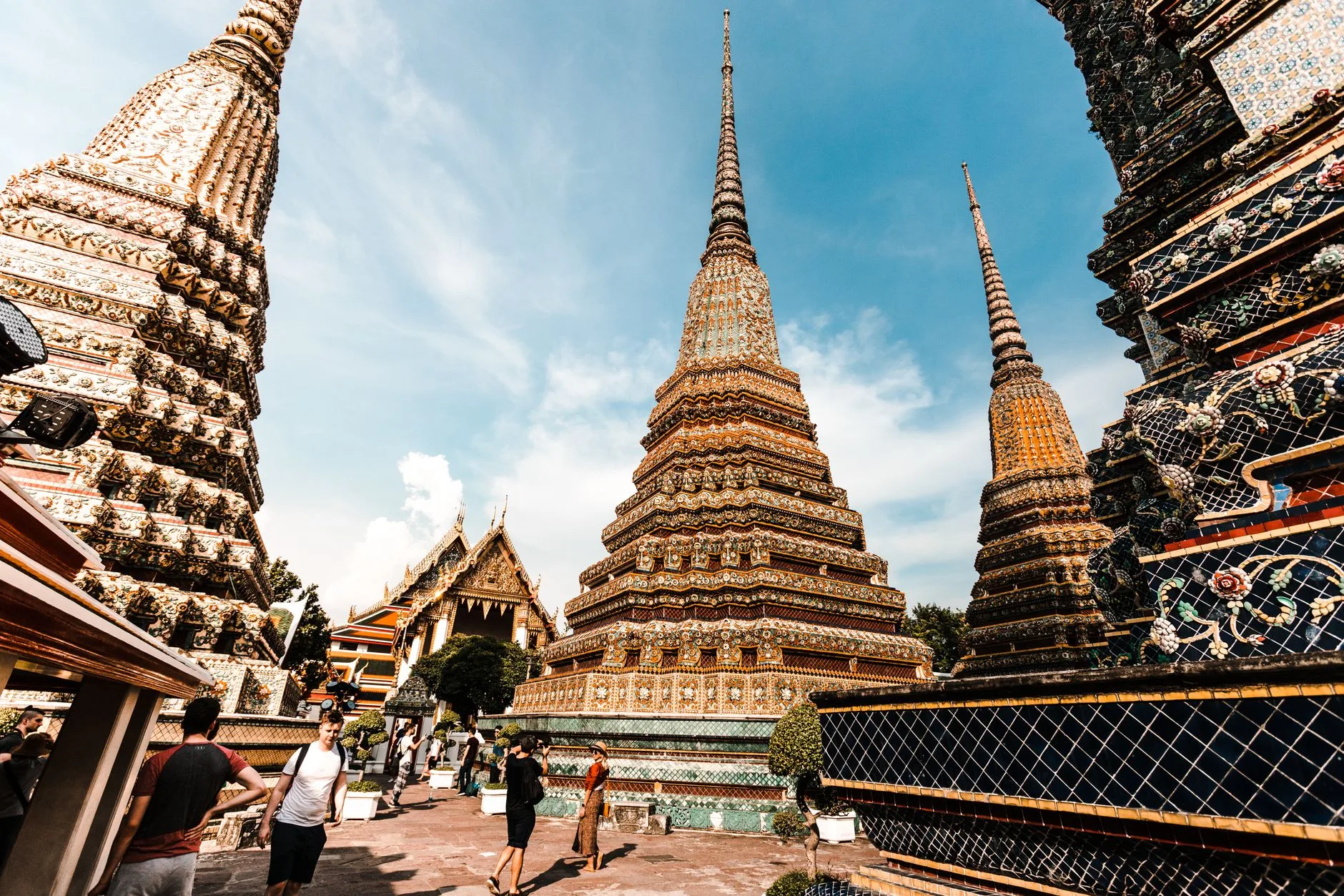 Voyageur avec son passeport devant un temple en Thaïlande