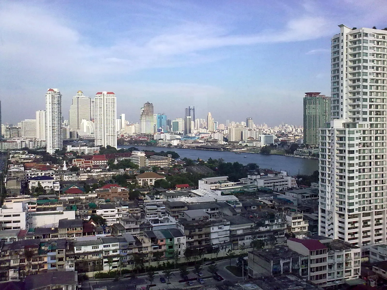 Skyline de Bangkok et fleuve Chao Phraya au crépuscule
