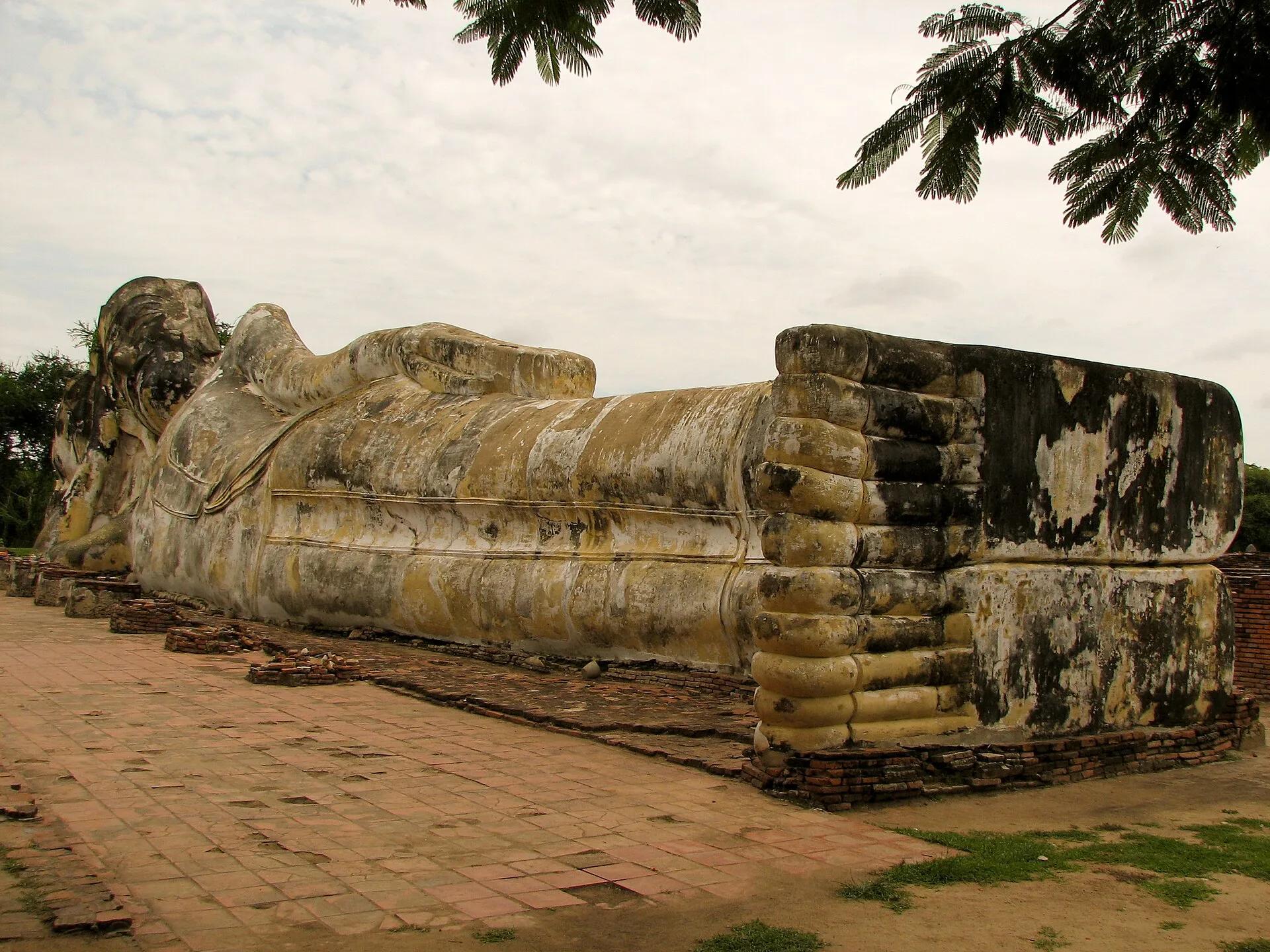 Bouddha couché en brique de Wat Lokayasutharam et ruines à Ayutthaya