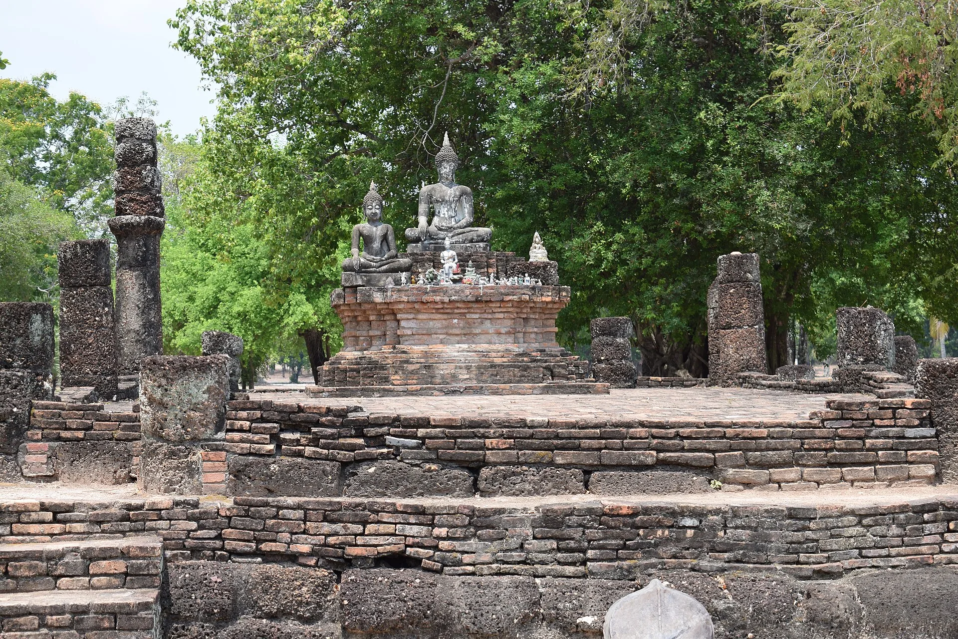 Ruines et bouddha du parc historique de Sukhothai